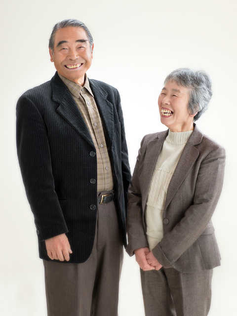 笑顔の年配の夫婦